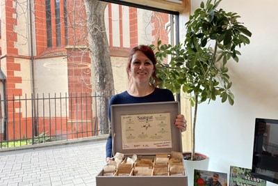 Büchereileiterin Julia Löffler freut sich, das Saatgut-Projekt auch in diesem Jahr anbieten zu können. Die Saatgut-Box steht im Erdgeschoss der Bücherei bereit.