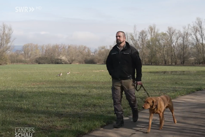 Der Binger Feldschütz Oliver Straßburger mit seinem Hund