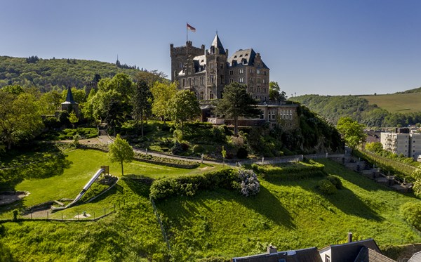 Burg Klopp mit Grünanlage