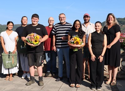 Der OB (Mitte) begrüßt mit Personalrat, Jugendvertretung und Ausbildern die neuen Auszubildenden Mina Warren (li.) und Evelina Swerschewsky (2. v. li.) und gratuliert Christina Zosel (4. v. re.) und Daniel Härter (3. v. li.) zum bestandenen Abschluss.