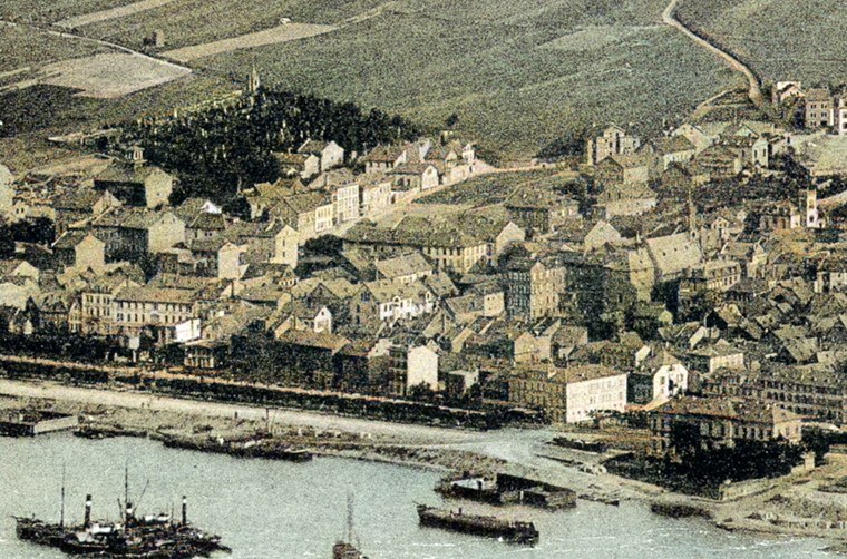 Oben links der alte Friedhof um 1895.