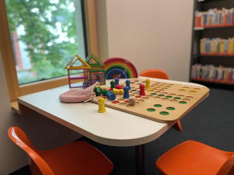 Im Obergeschoss befindet sich unsere Spielecke in der Kinderbuchabteilung. Im Obergeschoss befindet sich unsere Spielecke in der Kinderbuchabteilung.