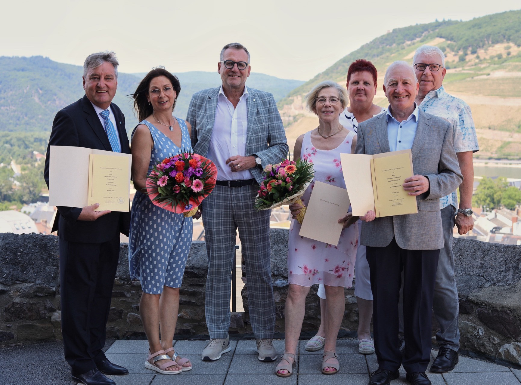 Jürgen und Anja Port, Oberbürgermeister Thomas Feser, Gabriele Niebergall, Amtsleiterin Angelika Middelmann, Siegfried Theobald und Joachim Niebergall (v. l.) stellten sich nach der Feierstunde zum Gruppenbild.