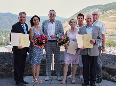 Jürgen und Anja Port, Oberbürgermeister Thomas Feser, Gabriele Niebergall, Amtsleiterin Angelika Middelmann, Siegfried Theobald und Joachim Niebergall (v. l.) stellten sich nach der Feierstunde zum Gruppenbild.