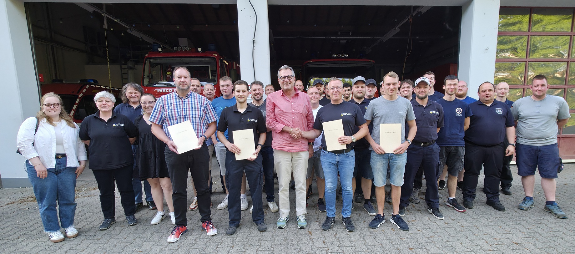 Oberbürgermeister Thomas Feser (Mitte) dankt der Freiwilligen Feuerwehr Büdesheim für ihr Engagement zugunsten der Allgemeinheit und gratuliert den neuen Funktionsträgern.