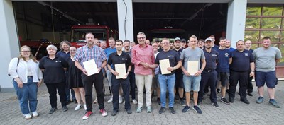 Oberbürgermeister Thomas Feser (Mitte) dankt der Freiwilligen Feuerwehr Büdesheim für ihr Engagement zugunsten der Allgemeinheit und gratuliert den neuen Funktionsträgern.