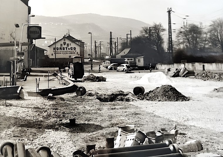 Das Foto zeigt unter anderem links die frühere Shell-Tankstelle.