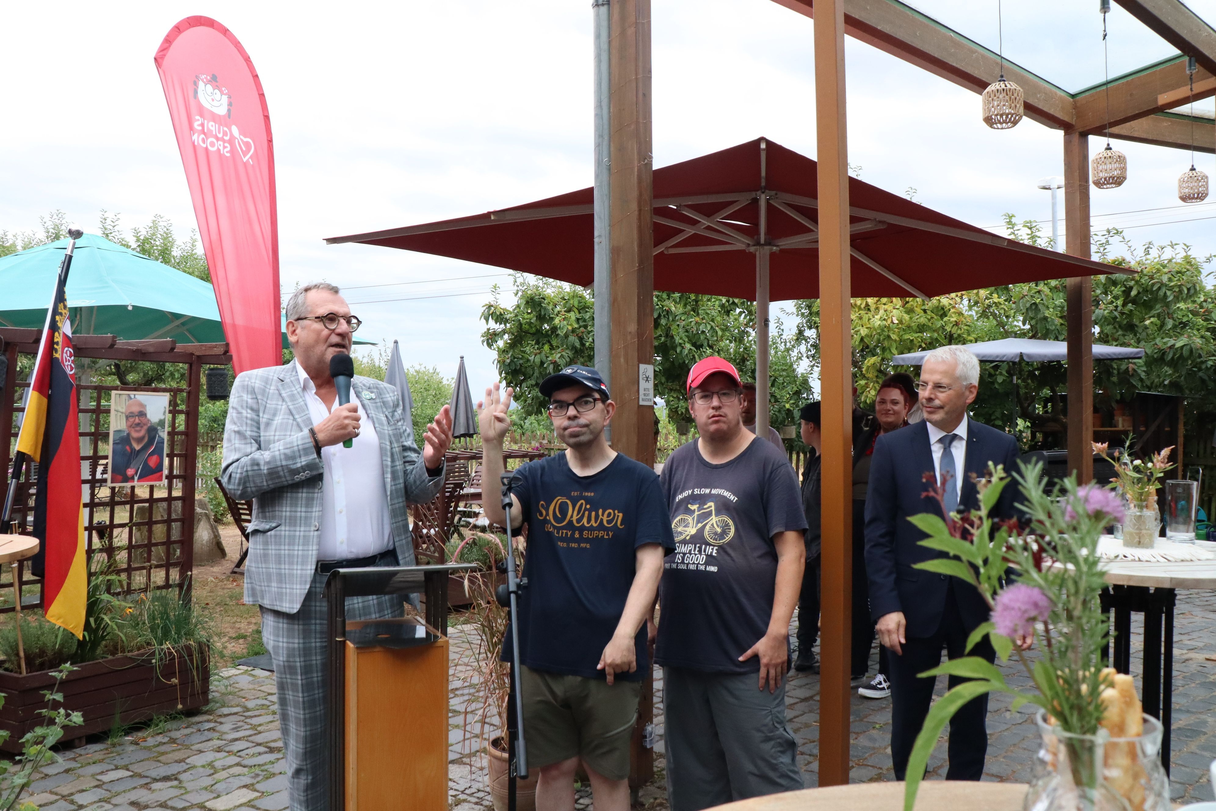 Oberbürgermeister Thomas Feser (li.) bei seiner Begrüßungsansprache.