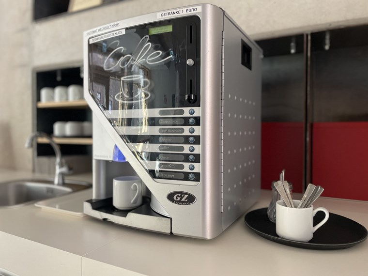 Am Kaffeeautomaten gibt es Café Crema, Cappuccino, Schokoccino und eine Auswahl von verschiedenen Teesorten. Am Kaffeeautomaten gibt es Café Crema, Cappuccino, Schokoccino und eine Auswahl von verschiedenen Teesorten.