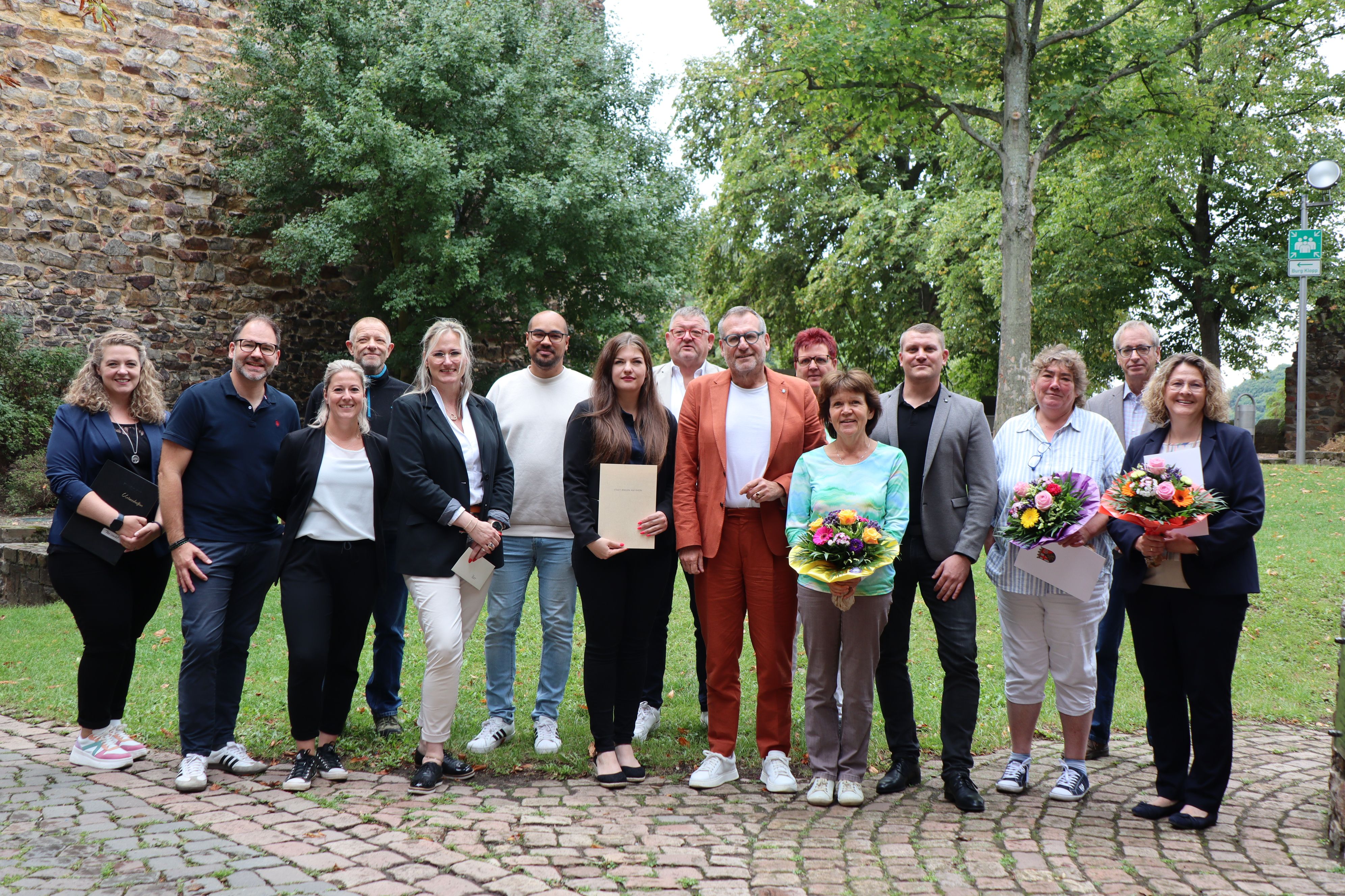 Die Teilnehmenden der Feierstunde sowie Vertreterinnen und Vertretern der Verwaltung und Oberbürgermeister Thomas Feser beim anschließenden Gruppenbild.
