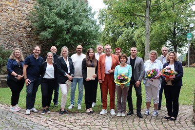 Die Teilnehmenden der Feierstunde sowie Vertreterinnen und Vertretern der Verwaltung und Oberbürgermeister Thomas Feser beim anschließenden Gruppenbild.