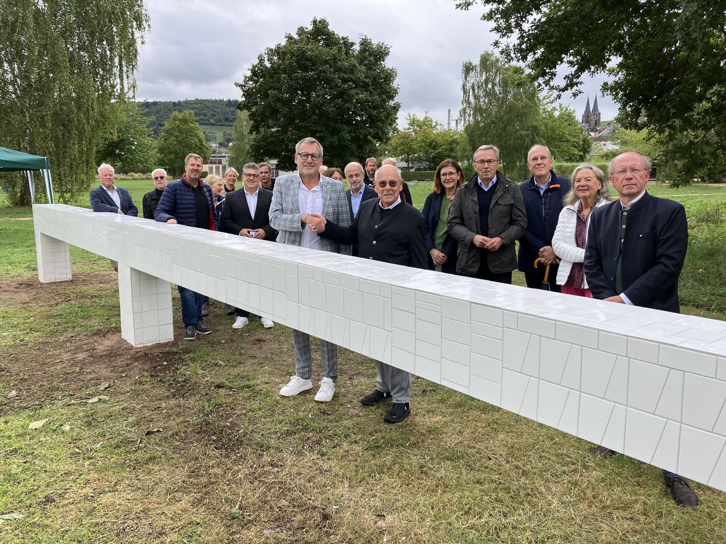 Freunde und Förderer der Triennale gemeinsam mit Oberbürgermeister Thomas Feser und Stifter Kuno Pieroth bei der feierlichen Übergabe des Popularis-Tresens im Park am Mäuseturm