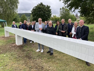 Freunde und Förderer der Triennale gemeinsam mit Oberbürgermeister Thomas Feser und Stifter Kuno Pieroth bei der feierlichen Übergabe des Popularis-Tresens im Park am Mäuseturm