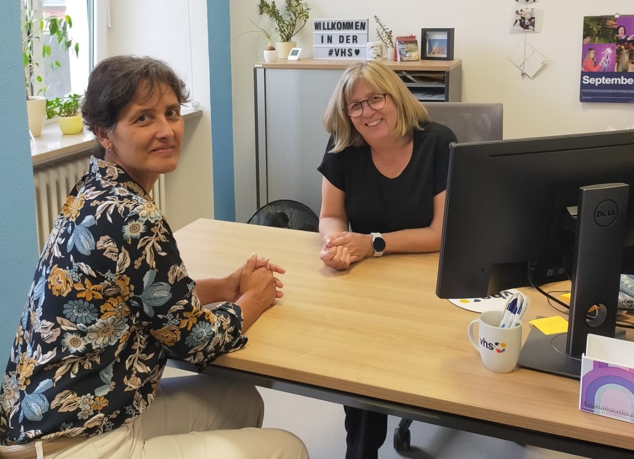 Marta Martinez in der Geschäftsstelle Integration mit Gaby Klapper.