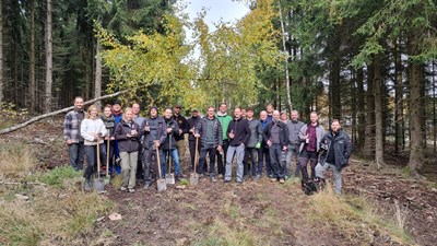 Bildunterschrift: Das Team der Pflanzaktion mit der Deutschen Reihenhaus AG im Binger Wald.