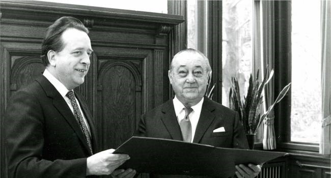 OB Erich Naujack verleiht Gustav Schneider-Texier die Binger Ehrenbürgerschaft