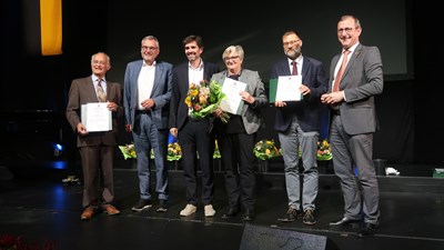 Bildunterschrift: (v. l. n. r.) Preisträger Dr. Till Müller-Heidelberg, OB Thomas Feser, Minister Sven Teuber, Preisträgerin Jutta Hoff, Preisträger Dr. Heiko Schmuck (beide Landkreis Mainz-Bingen) und Landrat Thomas Barth