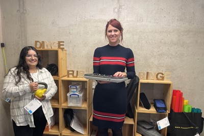 Büchereileiterin Julia Löffler (re.) und Mitarbeiterin Nese Turan freuen sich auf den Start von „Dinge für Binge“