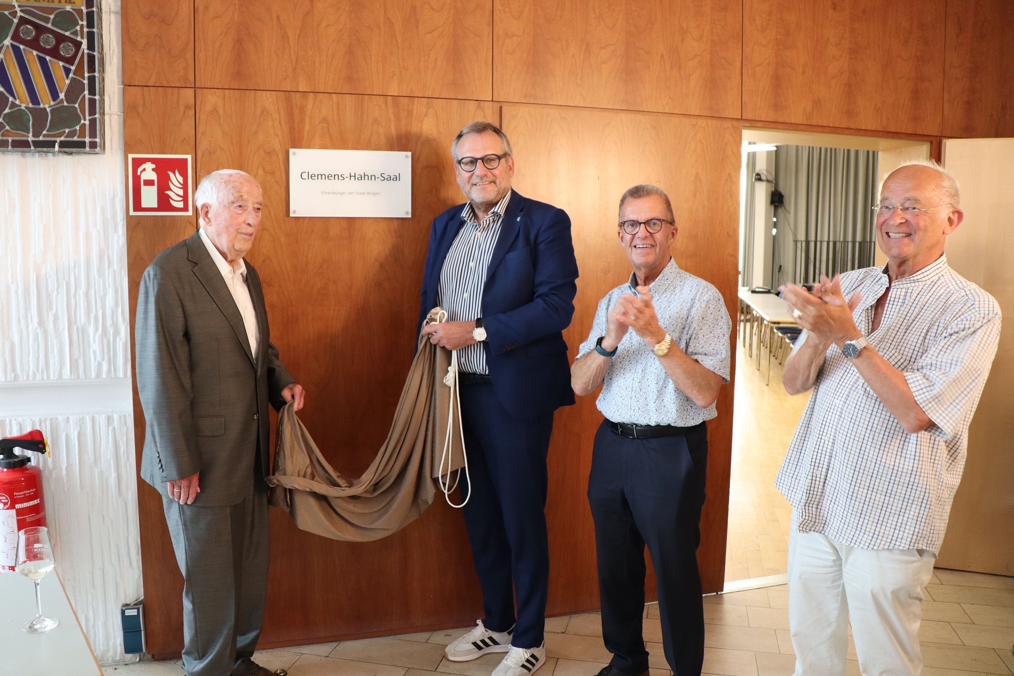 Der Binger Ehrenbürger Clemens Hahn, Oberbürgermeister Thomas Feser, CDUFraktionsvorsitzender Heinrich Welpe und Dr. Till Müller-Heidelberg (langjähriges SPD-Stadtratsmitglied) nach der Enthüllung des Schildes im Kulturzentrum.