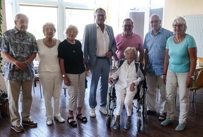 Susanne Gisch (sitzend) im Kreise der Gratulanten, zu denen auch Oberbürger-meister Thomas Feser (4. v. l.) gehörte.