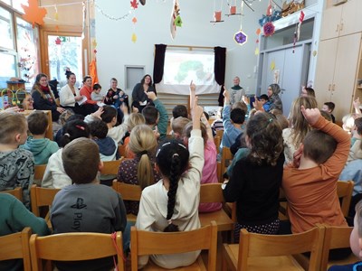 Kinder und Erwachsene hatten gleichermaßen Spaß beim Vorlesetag.