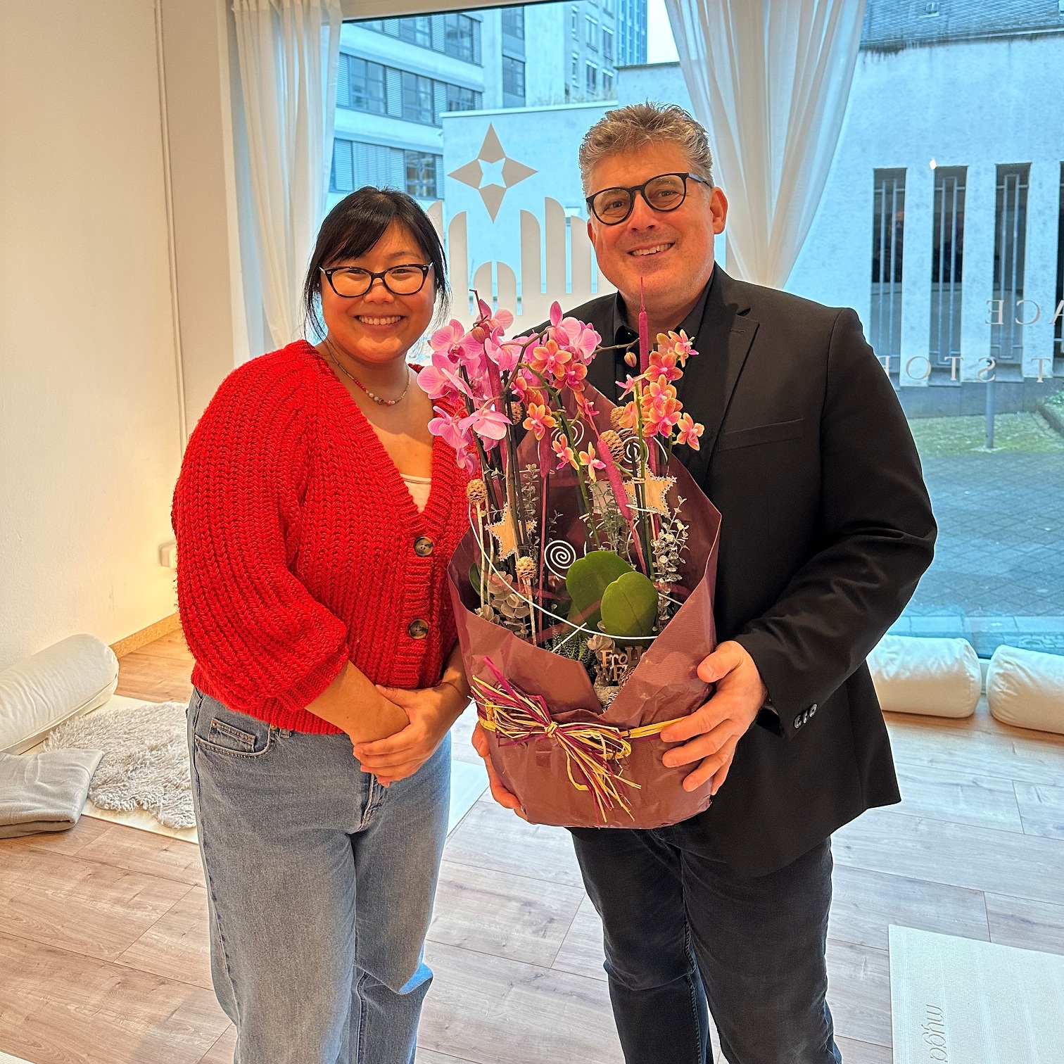 Bürgermeister Ulrich Mönch gratuliert Boki Kim zur Neueröffnung des Yoga-Studios.
