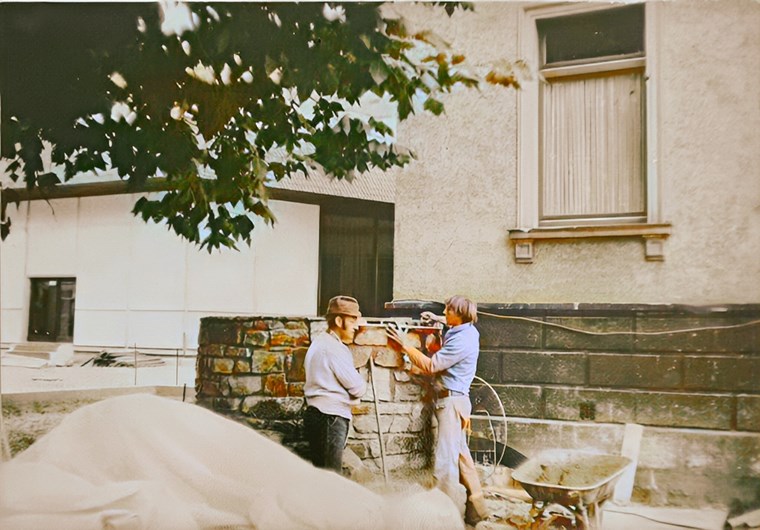 Beim Foto wurde vermerkt: "Die Herren Maldauer (Polier) aus Niederheimbach und Dragan aus Jugoslawien bei der Aufmauerung des Brunnenschachte".