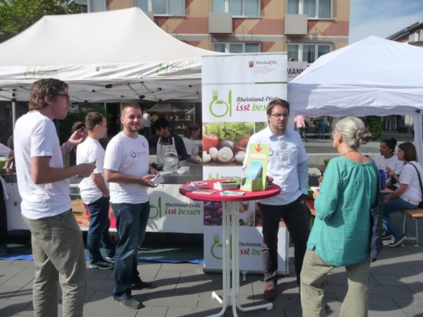 Klimaschutz-Netzwerk-Aktion „Rheinhessen kocht klimafreundlich“ auf dem Ingelheimer Marktplatz