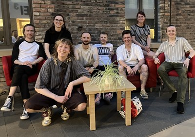 Bildunterschrift: Die Slammerinnen und Slammer sorgten mit Leander Bauer (5. von links) und Büchereileiterin Julia Löffler (2. von rechts) für einen amüsanten Sommerabend in Bingen.