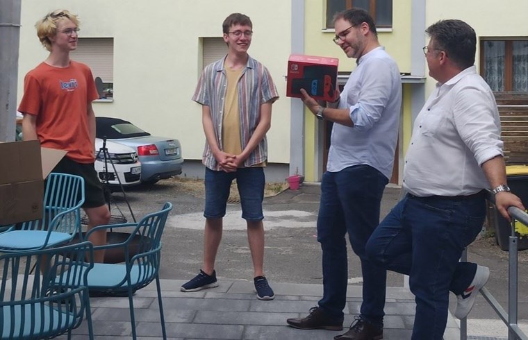 Während der Jugendraum-Eröffnung am 24. Juni 2023; v.l.: die Sprecher Janosch Nelißen, und Noel Firmenich, Jugenddezernent Sebastian Hamann und Bürgermeister Ulrich Mönch