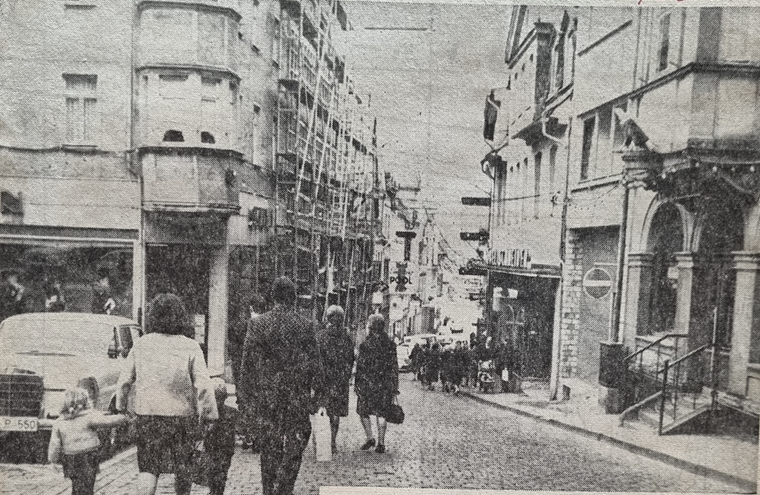 1966. Das Gerüst gehört zum Umbau des Modehaus' Pool, das dann auch die markante Wabenstruktur-Fassade erhielt. Die Hausecke mit dem Erker gehört zum Herrenhaus des Modehauses Sinn. Das Haupthaus (Damenkonfektion) befand sich gegenüber auf der Südseite des Speisemarkts. 