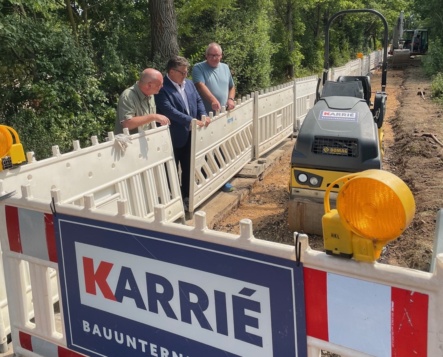 Machen sich vor Ort ein Bild der laufenden Arbeiten (v. li.): Uwe Muders (Stadtwer-ke), Bürgermeister Ulrich Mönch und Heinz Steinbrecher (Stadtwerke).