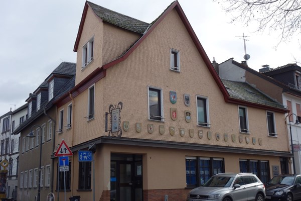 Am Haus des Handwerks in der Amtsstraße/Ecke Rheinstraße sind viele "Wappen" angebracht. Über was und wen geben sie Auskunft? 
