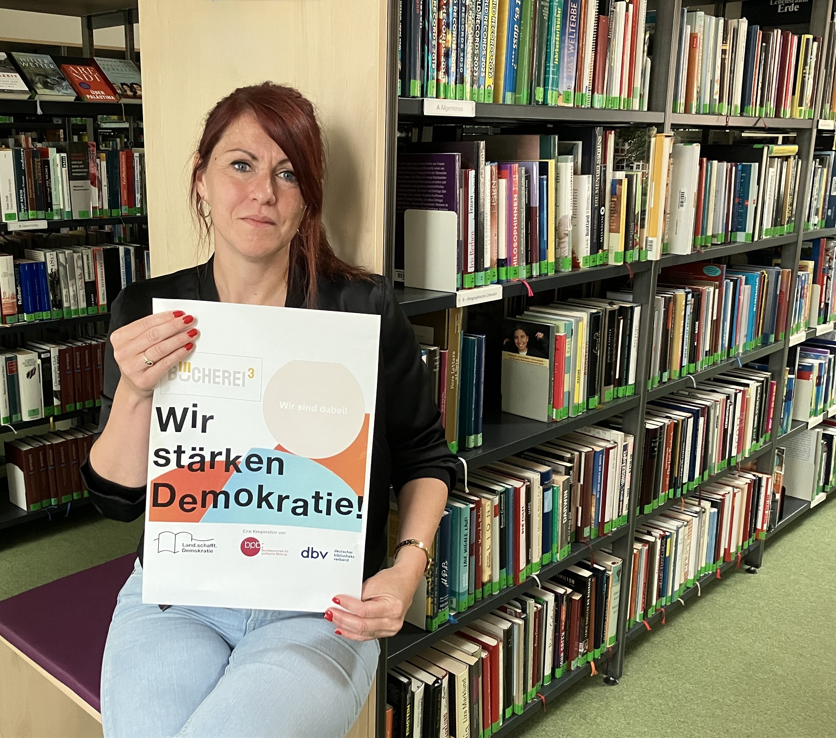 Büchereileiterin Julia Löffler freut sich, dass die Bücherei³ in diesem Jahr für das Projekt „Land.schafft.Demokratie“ ausgewählt wurde.