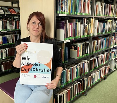 Büchereileiterin Julia Löffler freut sich, dass die Bücherei³ in diesem Jahr für das Projekt „Land.schafft.Demokratie“ ausgewählt wurde.