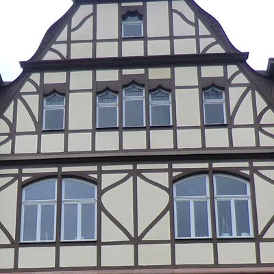 B3_Viele alte Gebäude zeichnen sich durch die Verwendung natürlicher und regionaler Baustoffe wie Stroh, Lehm und Holz aus. Welche Bauweise ist an dieser Fassade zu sehen?  |  Quelle: Stadt Bingen