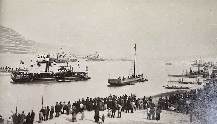 Schiffskonvoi vor dem Binger Rheinufer am Tag der Einweihung.