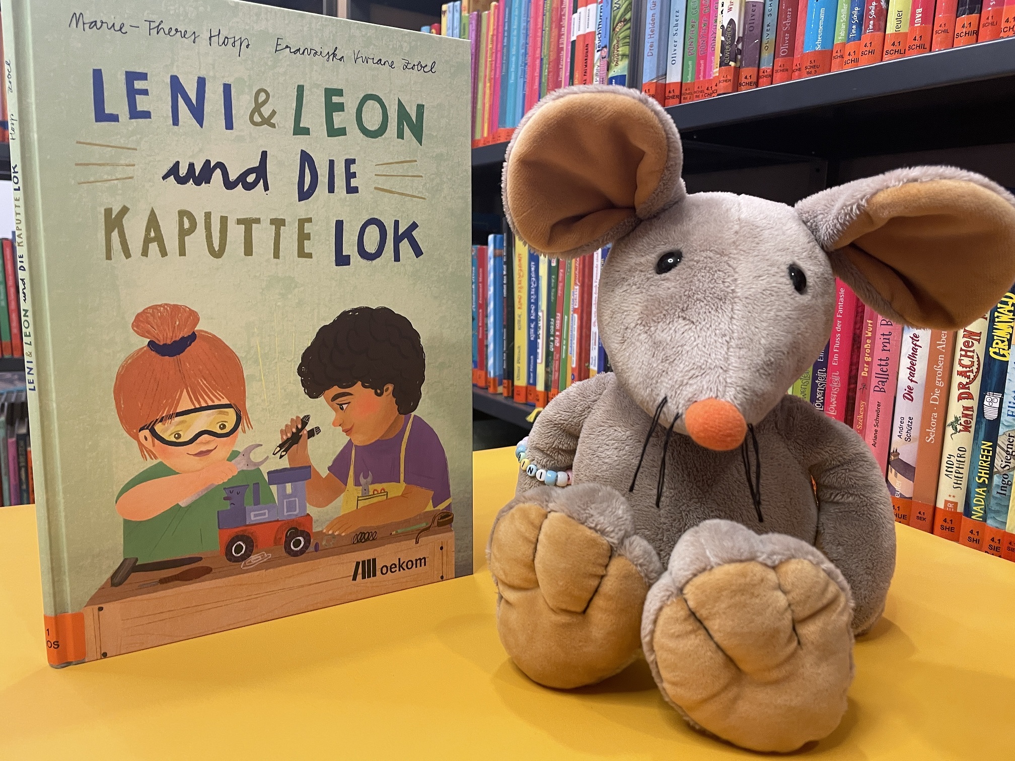 Bini-Maus freut sich auf die nächste Vorlesestunde.