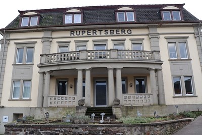 Die Villa am Rupertsberg, in der auch das Stadtarchiv untergebracht ist Die Villa am Rupertsberg, in der auch das Stadtarchiv untergebracht ist