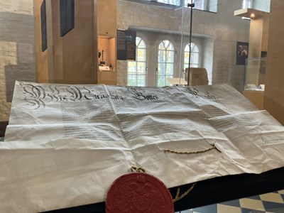 Endlich wieder zurück am Rhein-Nahe-Eck: Eine Urkunde Kaiser Maximilians II. für die Stadt Bingen von 1575.