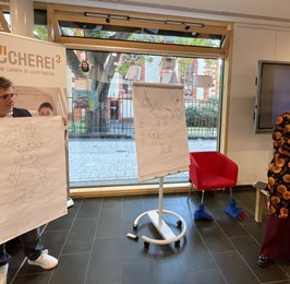 Bei der Vorlesesommerparty mit der Buchillustratorin Nina Dulleck war auch Bürgermeister Ulrich Mönch beim Mal-Workshop im Einsatz    |  Quelle: Stadt Bingen 