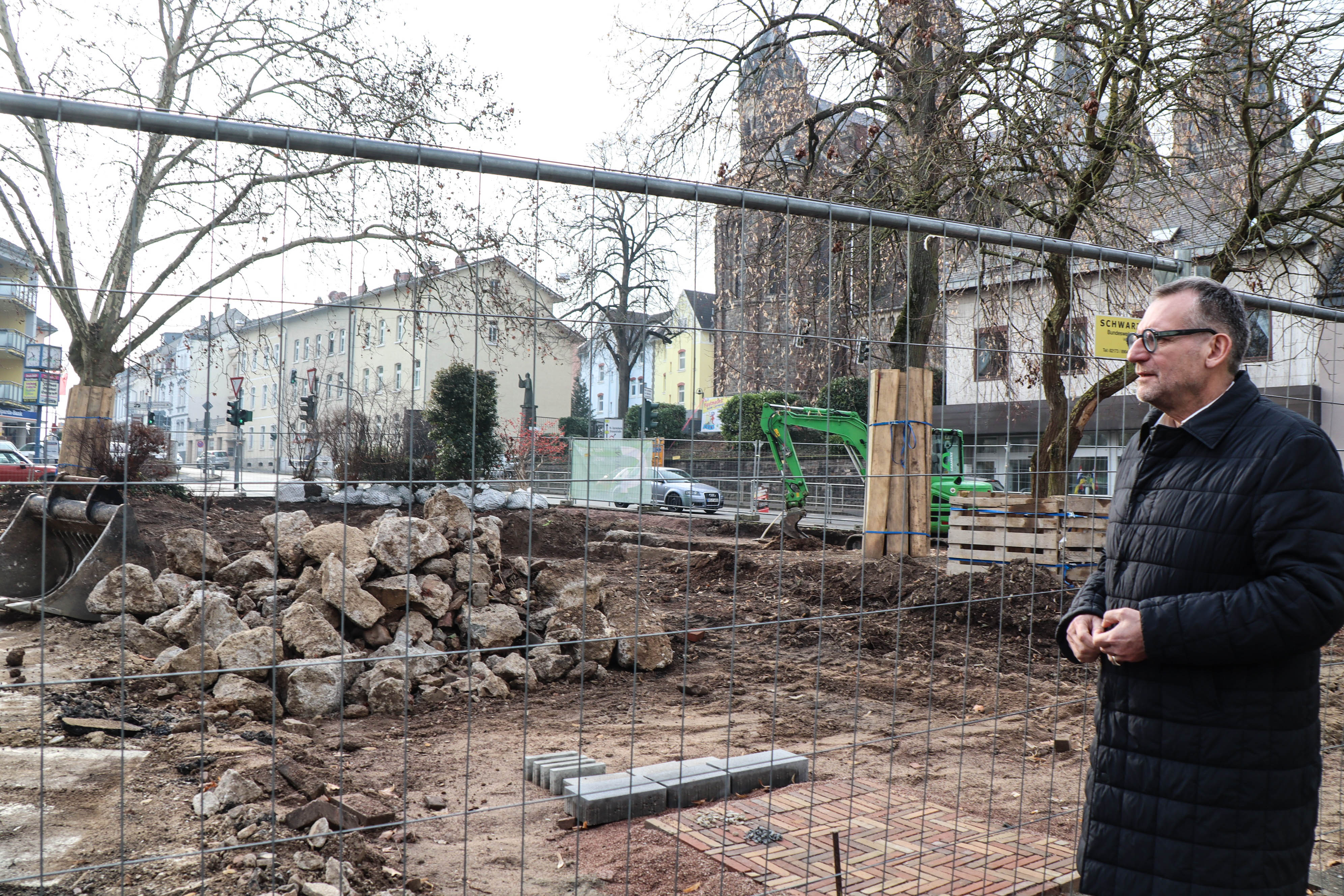 Oberbürgermeister Thomas Feser informiert sich vor Ort über die Arbeiten.
