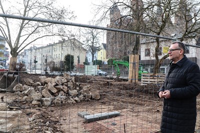 Oberbürgermeister Thomas Feser informiert sich vor Ort über die Arbeiten.