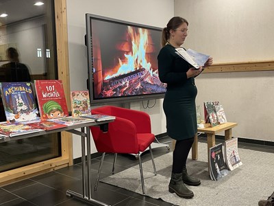 Henrike Meurer stellt viele Kinderbücher, darunter auch Weihnachtsgeschichten vor.