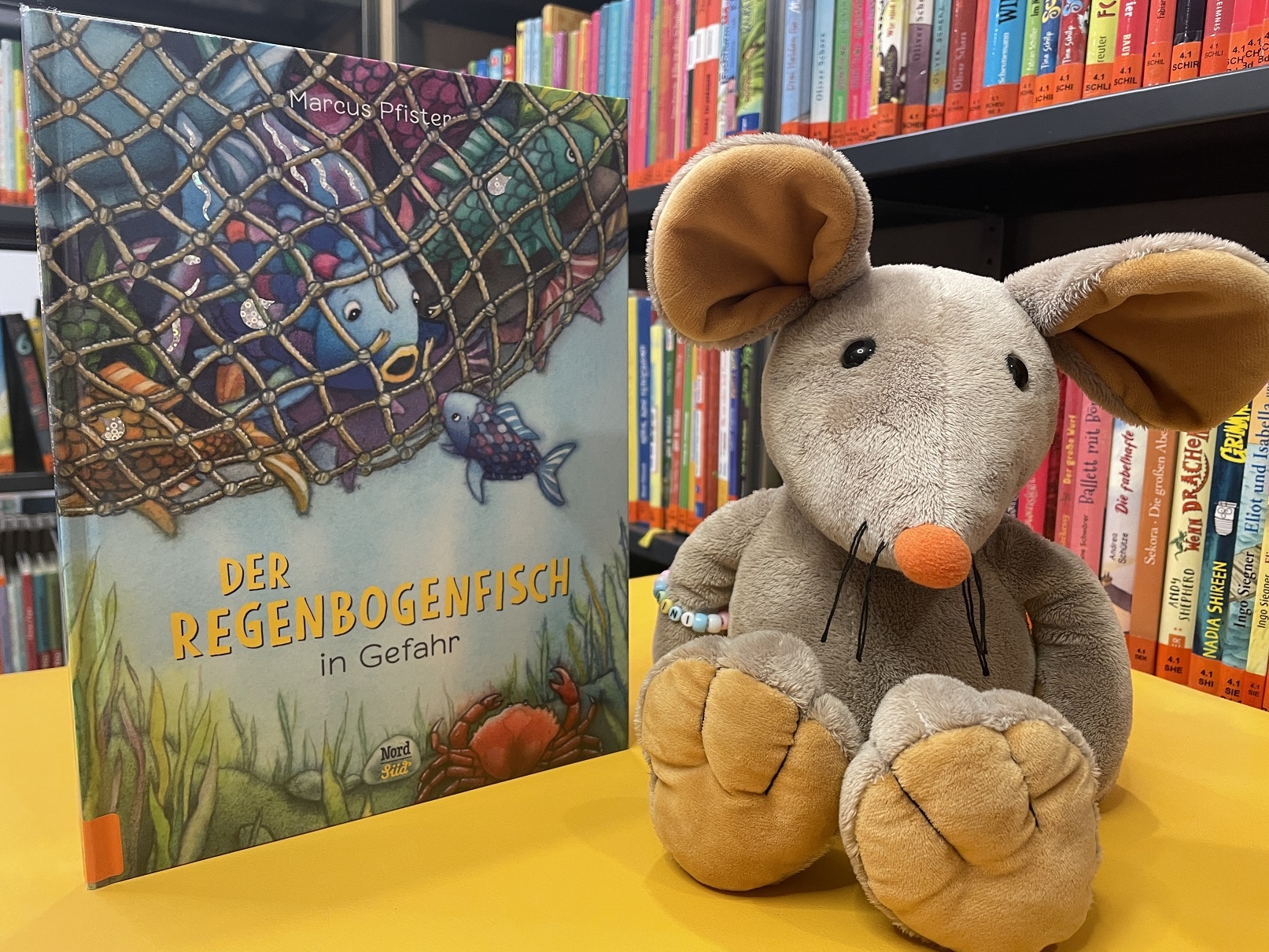 Bini-Maus freut sich auf die nächste Vorlesestunde.
