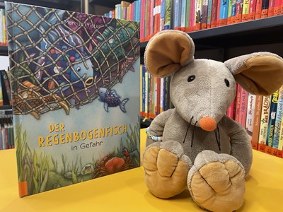Bini-Maus freut sich auf die nächste Vorlesestunde.