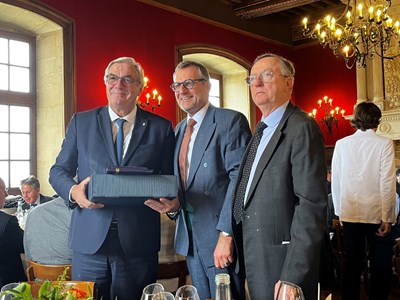 Oberbürgermeister Thomas Feser (Mitte) mit François Sauvadet (Präsident der Versammlung der Departements Frankreichs und Präsident des Departementsrats von Côte-d'Or) sowie dem Bürgermeister von Nuits-Saint-Georges, Alain Cartron (re.).