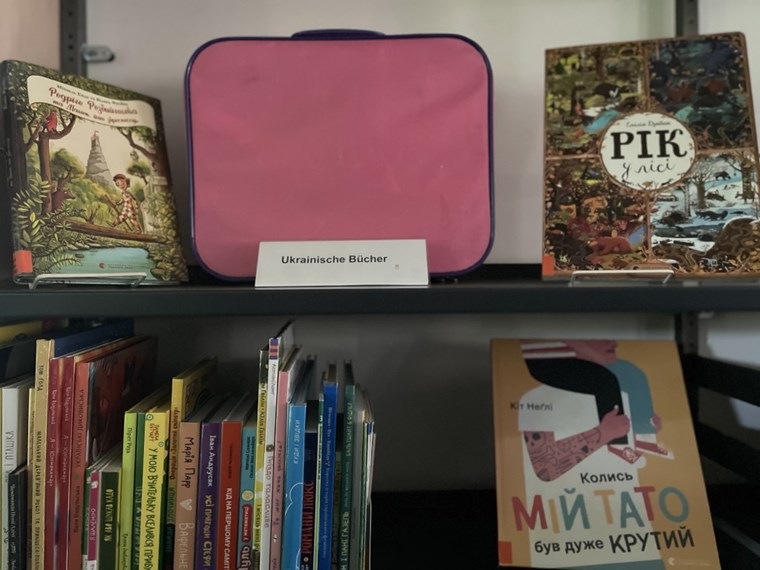 Eine Auswahl der Bücher in unterschiedlichen Sprachen gibt es in der Belletristikabteilung.