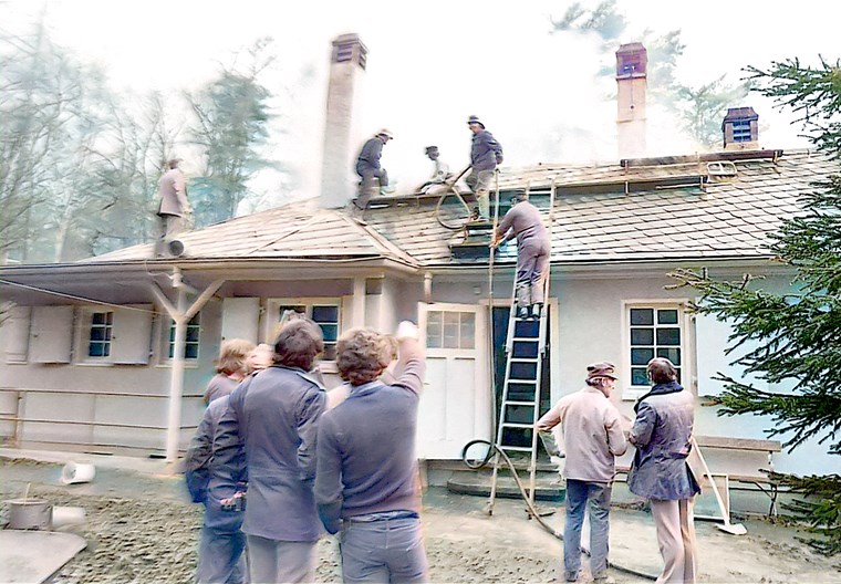 Das Waldschulheim 1975 - der Brand ist gerade gelöscht.