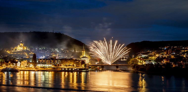 Die Herterbrücke im hellen Glanz des Feuerwerks zum Brückenfest, 2019
